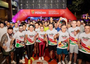 Alrededor de 5.000 participantes en la Neón Run, llenaron de color y vitalidad la noche pereirana