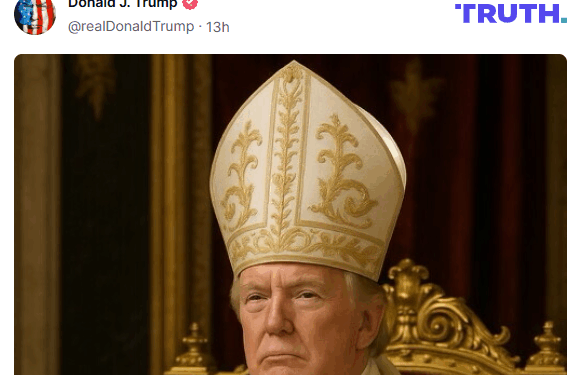 Trump postea en su cuenta de Truth Social una foto vestido de papa