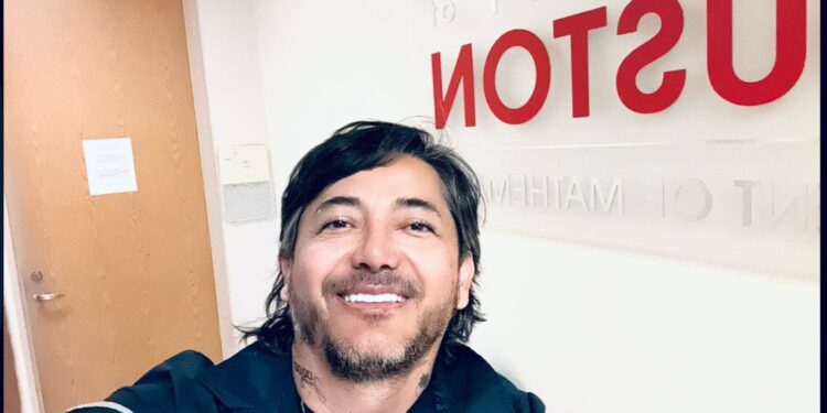 Profesor Pedro Pablo Cárdenas Alzate recibe reconocimiento internacional por mejor conferencia en evento científico en Houston