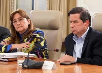 La saliente ministra de Justicia de Colombia acusa a su colega de Interior de pedirle puestos
