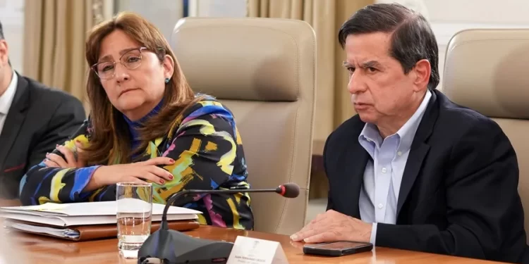 La saliente ministra de Justicia de Colombia acusa a su colega de Interior de pedirle puestos