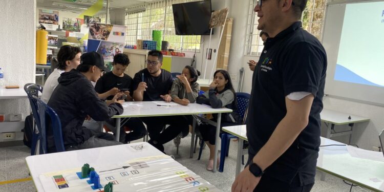 Estudiantes del SENA visitan la UTP y experimentan la logística en acción 