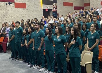 Estudiantes de Medicina reciben su bata blanca e inician su último año de formación profesional en la UTP