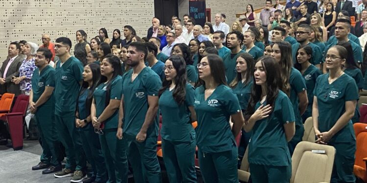 Estudiantes de Medicina reciben su bata blanca e inician su último año de formación profesional en la UTP