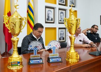 Equipos de fútbol de la UTP entregaron al rector los trofeos obtenidos en torneos zonales