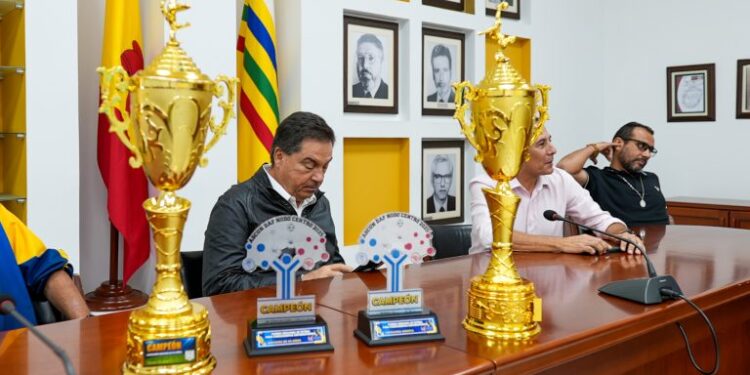 Equipos de fútbol de la UTP entregaron al rector los trofeos obtenidos en torneos zonales