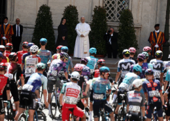 Nairo Quintana rompió el protocolo y saludó al papa León XIV: así fue el momento