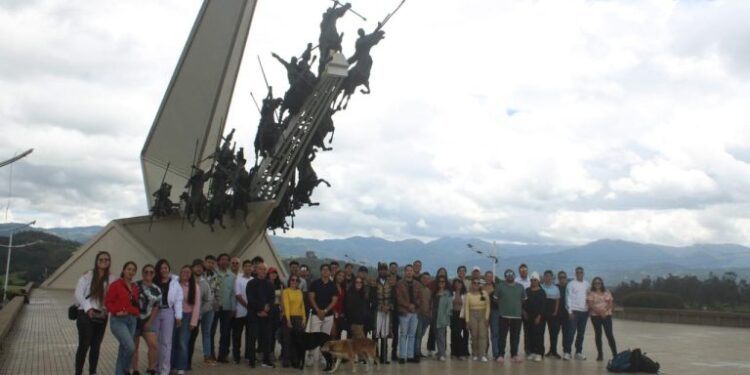Explorando la ingeniería en el campo: estudiantes de la UTP visitan la Fuerza Aeroespacial Colombiana y Acerías Paz del Río