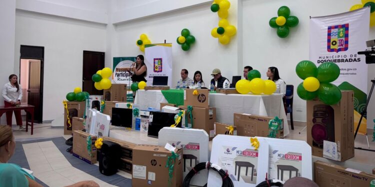 Alcaldía de Dosquebradas entrega dotación tecnológica y mobiliaria por $500 millones a través del Presupuesto Participativo