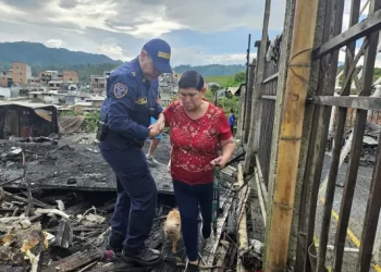 Son 20 familias afectadas con 25 animales de compañía por incendio en Villa Santana, 13 viviendas incineradas y 5 más con daños durante la atención de la emergencia
