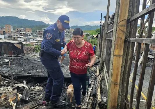 Son 20 familias afectadas con 25 animales de compañía por incendio en Villa Santana, 13 viviendas incineradas y 5 más con daños durante la atención de la emergencia