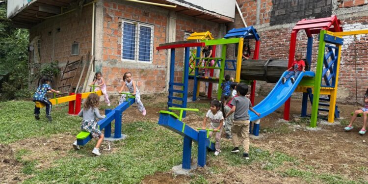 La Alcaldía de Pereira sigue llevando alegría a las comunidades con nuevos juegos infantiles