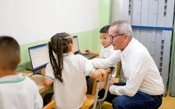 Personeros y contralores estudiantiles de Pereira se capacitan en delitos cibernéticos y gobierno escolar