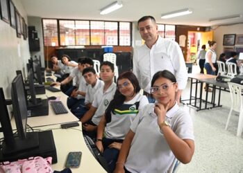 Alcaldía de Pereira fortalece la educación rural con entrega de computadores en el Corregimiento La Florida