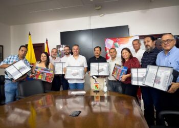 Alcalde Mauricio Salazar entrega kits de robótica para potenciar la innovación y la tecnología de más de 900 estudiantes