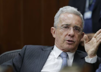 Álvaro Uribe habló sobre el aumento del salario mínimo y pidió reducir los impuestos a los empresarios: “Más jóvenes se irán del país”