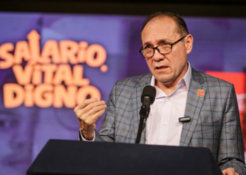 Gobierno defendió aumento del salario mínimo: el ministro de Trabajo afirmó que los trabajadores no cederán esta ‘conquista’