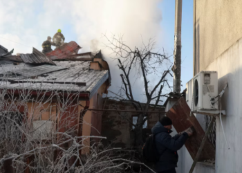 Al menos cuatro muertos en Ucrania tras los ataques nocturnos rusos contra la capital y la ciudad natal de Zelensky