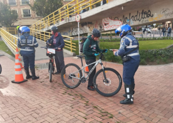 Ciclistas en Colombia pagarán más de 160.000 pesos en 2026 por estas infracciones de tránsito: así quedaron las sanciones