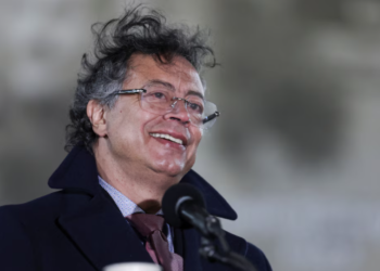 Gustavo Petro siguió defendiendo su decisión de subir el salario mínimo por encima del 23%: “He puesto fin a esa realidad”