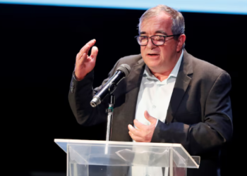 Rodrigo Londoño, máximo líder de las extintas Farc, fue denunciado ante la Corte Penal Internacional: piden su detención por crímenes de lesa humanidad