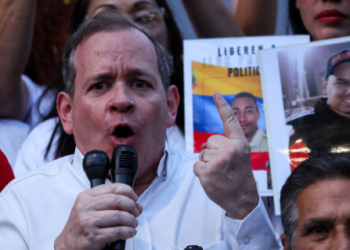 El opositor venezolano Juan Pablo Guanipa salió de la cárcel y se encuentra en Maracaibo bajo arresto domiciliario