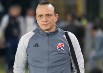 Así fue la insólita expulsión del técnico del Medellín Alejandro Restrepo en la Copa Libertadores: terminó en el piso