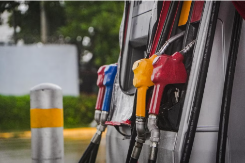 Gobierno Petro amenazó con multas y sanciones a las estaciones de gasolina que no bajen el precio del galón de combustible