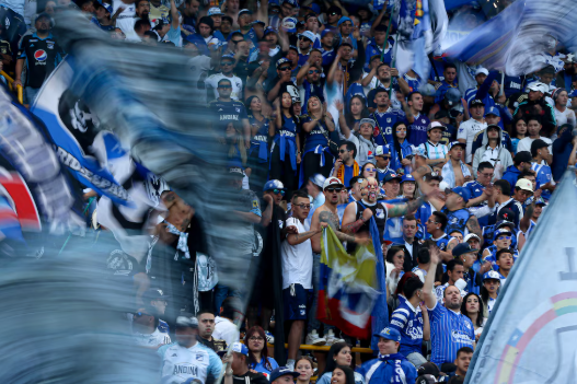 Barra de Millonarios se saltó las barreras de seguridad en El Campín buscando hinchas de Nacional: por poco agreden al hijo de Mackalister Silva