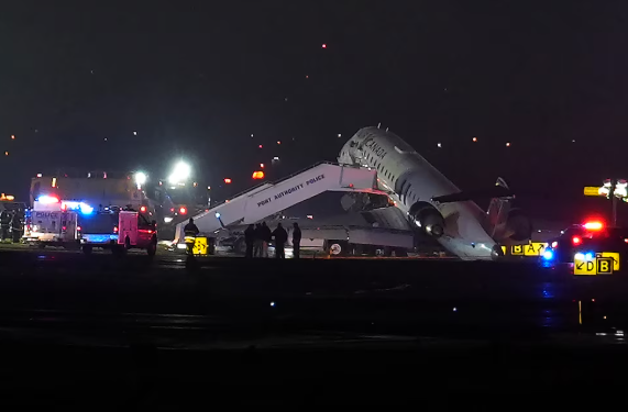 Un avión chocó con un camión de bomberos en el aeropuerto LaGuardia en Nueva York: al menos dos muertos