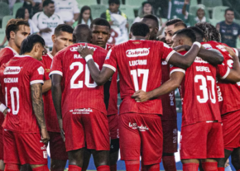 Rompieron el bus del América de Cali, luego de perder el clásico contra Deportivo Cali: el asistente técnico del entrenador resultó herido
