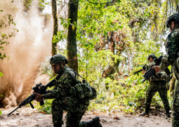 Estos son los generales de las Fuerzas Militares y la Policía bajo investigación que mantienen sus cargos, altos salarios y esquemas de seguridad