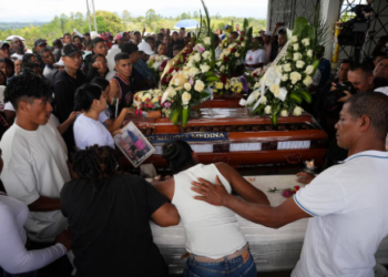 Tras la muerte de 21 personas en el Cauca, disidencias le ofrecieron dinero como reparación a familiares de las víctimas: “Ponerle precio a la vida de quien murió”