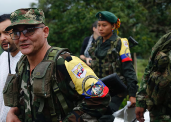 Petro aseguró que ‘Iván Mordisco’ siempre se escapa porque “compra” a la fuerza pública: “Le avisan antes de cada bombardeo”