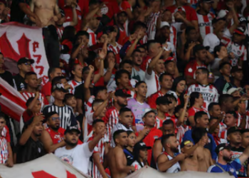 Violentos enfrentamientos entre hinchas del Junior y del Real Cartagena tras el partido de Copa Libertadores: indignación por salvaje asesinato a golpes y puñaladas