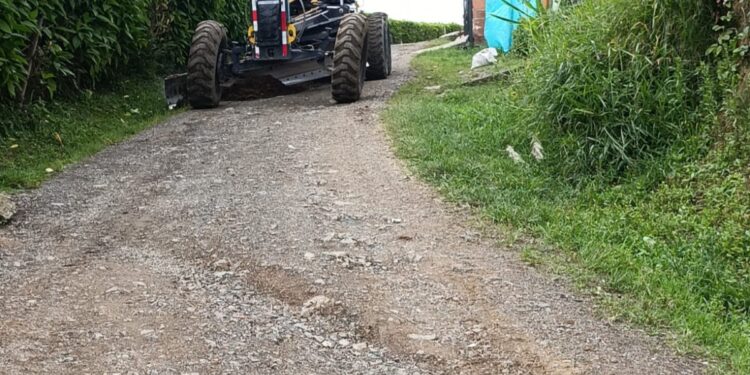 EN ALTAGRACIA CONTINÚAN LOS TRABAJOS EN VÍAS RURALES