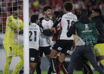 Así fue la fuerte pelea entre jugadores tras el empate de Santa Fe ante Corinthians en la Copa Libertadores