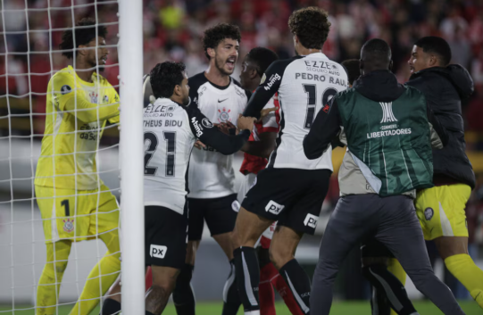 Así fue la fuerte pelea entre jugadores tras el empate de Santa Fe ante Corinthians en la Copa Libertadores