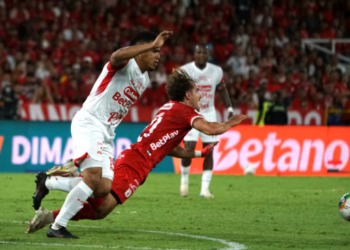Independiente Santa Fe goleó 4-0 al América de Cali en El Campín y avanzó a semifinales con triplete de Rodallega