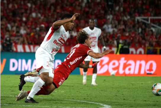 Independiente Santa Fe goleó 4-0 al América de Cali en El Campín y avanzó a semifinales con triplete de Rodallega