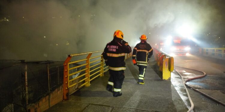 DIGER y Bomberos en primera línea de atención de la emergencia por incendio en La Alameda