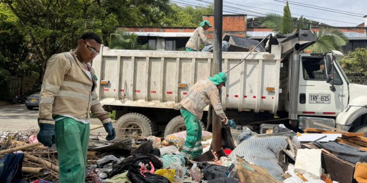 Empresa de Aseo de Pereira recupera sector afectado por basuras y puntos críticos en El Dorado
