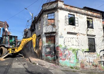 DEMOLICIÓN DE ESTRUCTURA EN RIESGO EN EL CENTRO DE PEREIRA