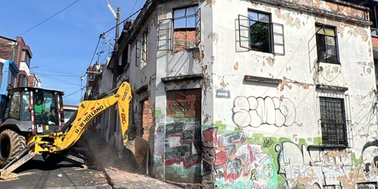 DEMOLICIÓN DE ESTRUCTURA EN RIESGO EN EL CENTRO DE PEREIRA