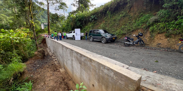 Gobernación de Risaralda recupera vía clave para campesinos de Santa Rosa de Cabal