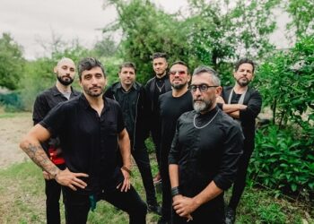 Calle Vapor celebra veinte años de trayectoria con una gira europea y un nuevo homenaje a la salsa romántica.