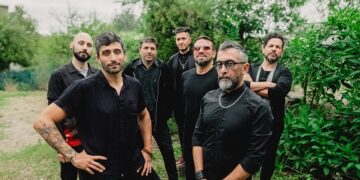 Calle Vapor celebra veinte años de trayectoria con una gira europea y un nuevo homenaje a la salsa romántica.