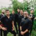 Calle Vapor celebra veinte años de trayectoria con una gira europea y un nuevo homenaje a la salsa romántica.