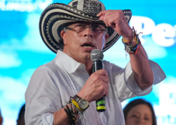 La presidenta de la Comisión de Acusación de la Cámara, Gloria Arizabaleta, ‘suspendió’ del cargo al presidente Gustavo Petro