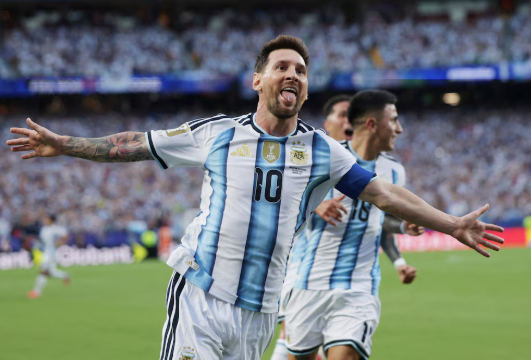 El gesto de Messi con una figura de Argelia que enterneció las redes sociales tras el triunfo de Argentina en el Mundial